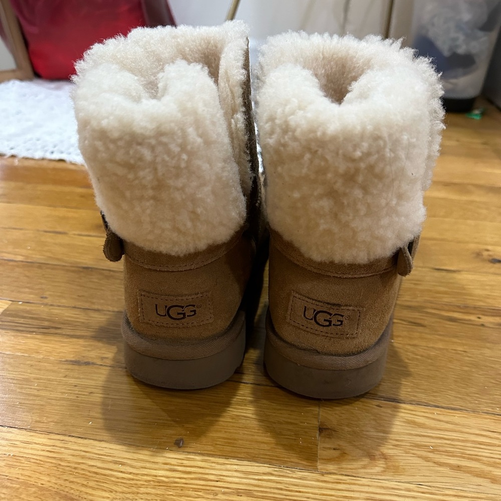Uggs Mini 9